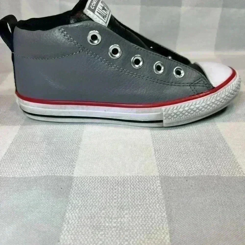 Converse Chuck Taylor All Star high top leather sneaker, youth‎ size 1, no laces